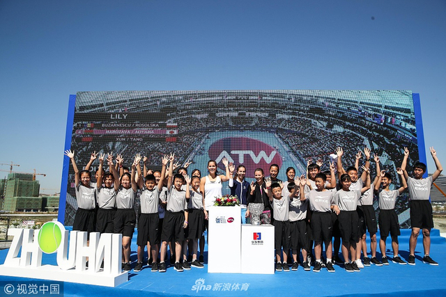 张帅和格尔格斯出席珠海赛抽签仪式