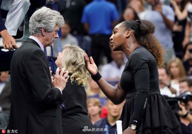 美网决赛小威与主裁争吵被罚分