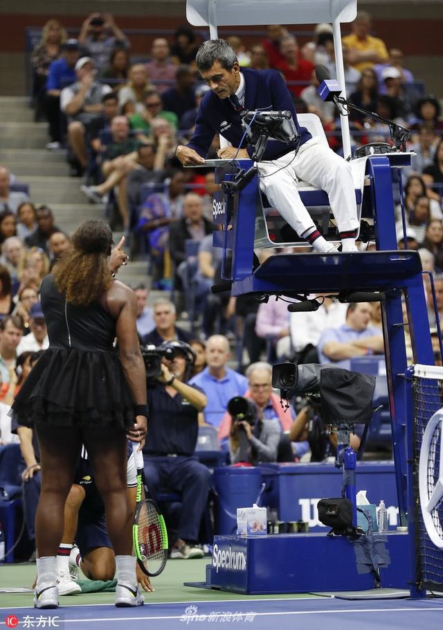 美网决赛小威与主裁争吵被罚分