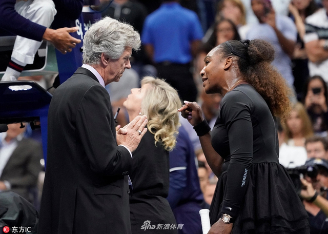 美网决赛小威与主裁争吵被罚分