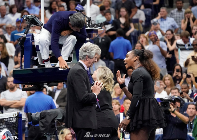 美网决赛小威与主裁争吵被罚分