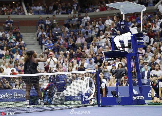 美网决赛小威与主裁争吵被罚分