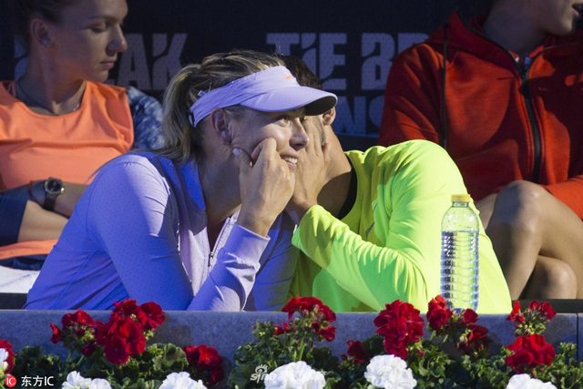 表演赛迪米莎娃亲密互动