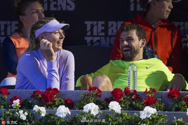 表演赛迪米莎娃亲密互动