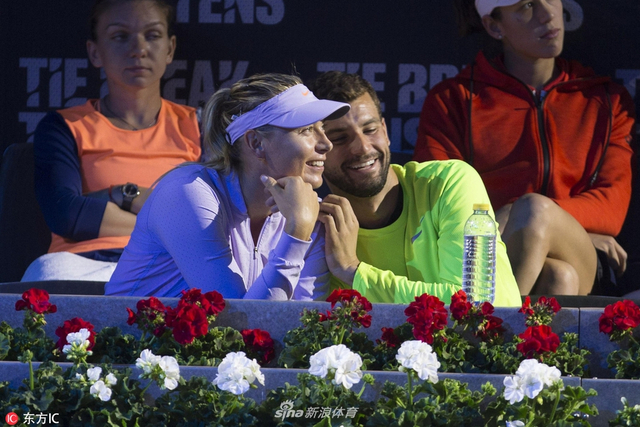 表演赛迪米莎娃亲密互动