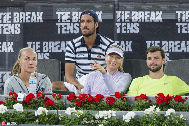 表演赛迪米莎娃亲密互动