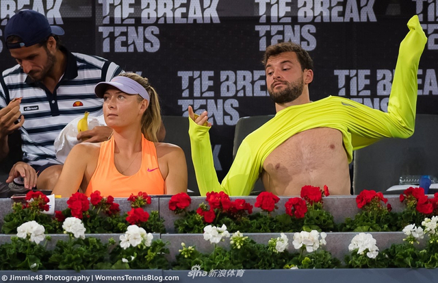 表演赛迪米莎娃亲密互动