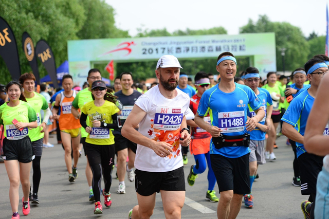 来自32个国家和地区的近6000名参赛者在净月潭展开激烈角逐