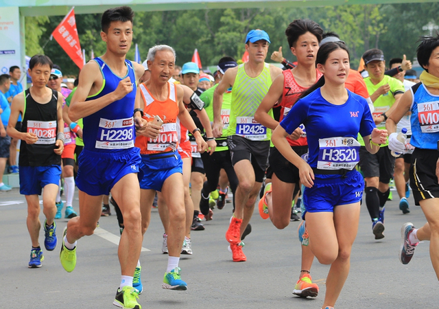 关思扬、李文杰成为了净月潭公园中一道靓丽的风景线