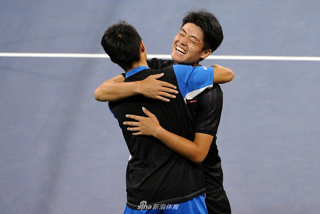 吴易昺和搭档庆祝