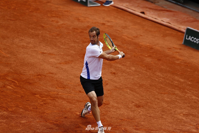 新浪直击法网纳达尔晋级16强