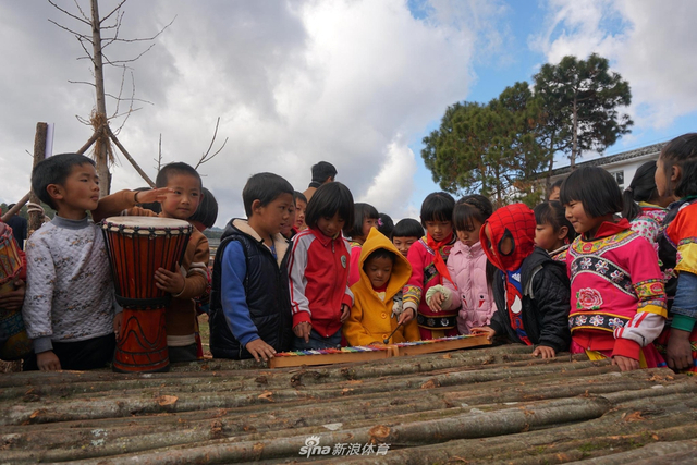 儿童在户外游乐区敲击区里探索音乐的美妙