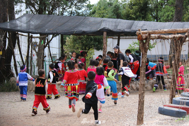 李娜与儿童一起游戏互动