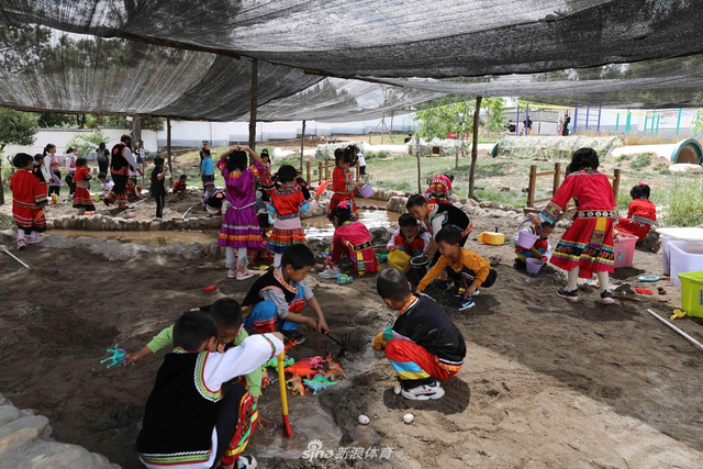 儿童在户外沙坑和水池游戏