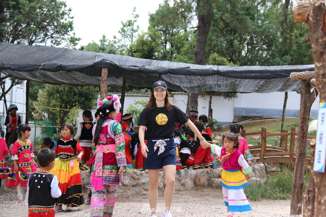 在孩子们中间很开心的李娜