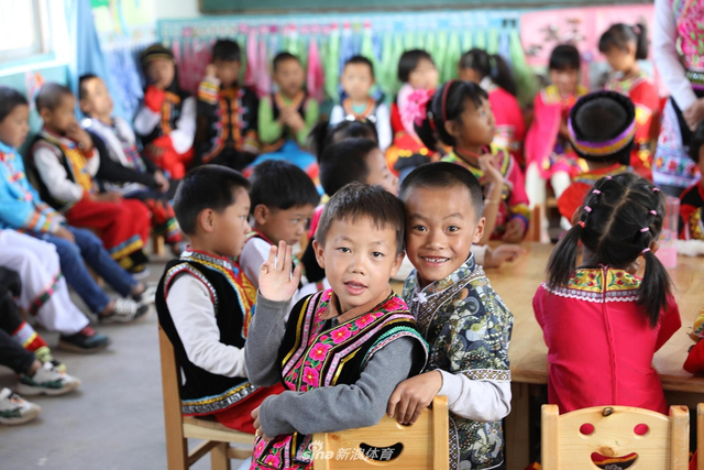 白章小学附属幼儿园就读的儿童在教室