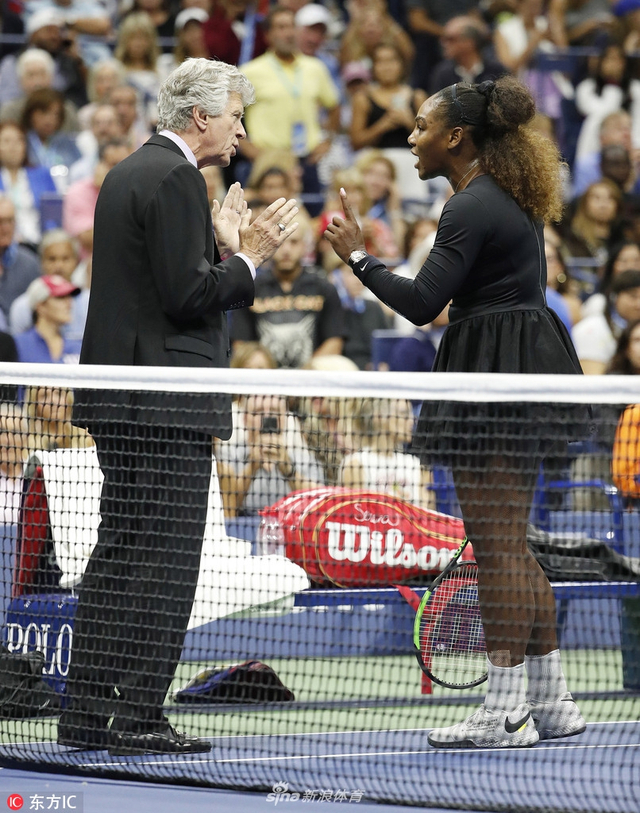 美网决赛小威与主裁争吵被罚分
