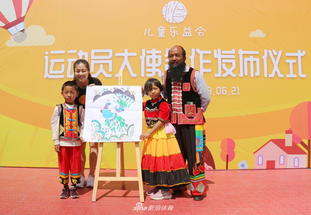 当地儿童代表向李娜赠送礼物