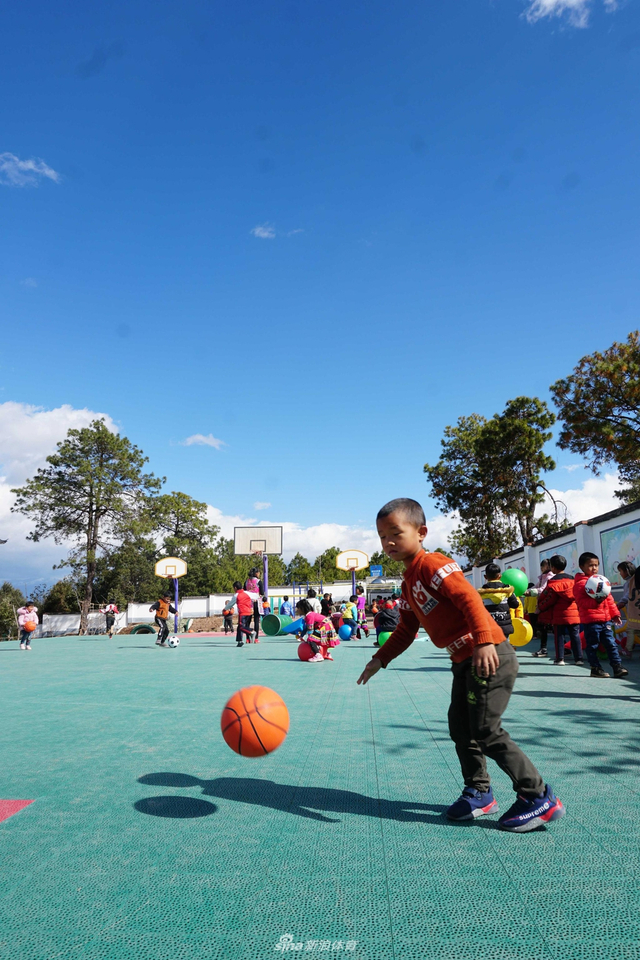 儿童在操场上自主游戏