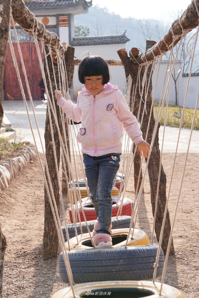 户外游乐区走轮胎