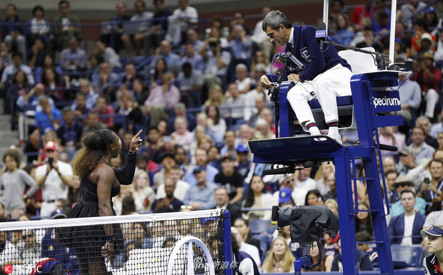 美网决赛小威与主裁争吵被罚分
