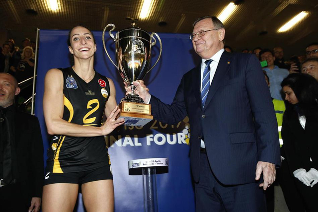 队长高兹德捧杯