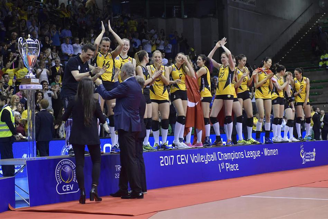 登上冠军领奖台