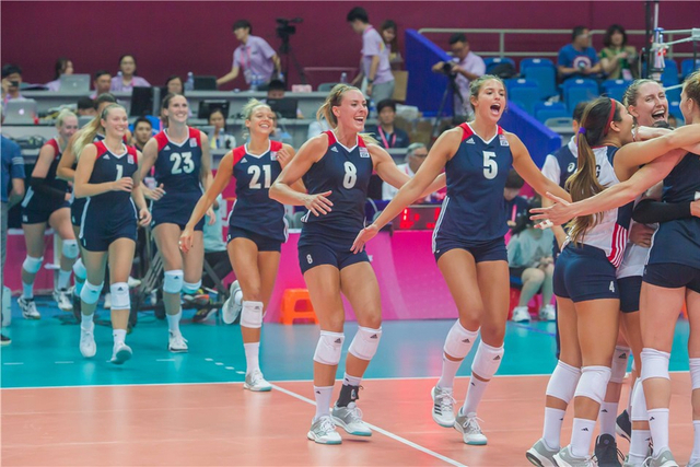 美国女排庆祝胜利