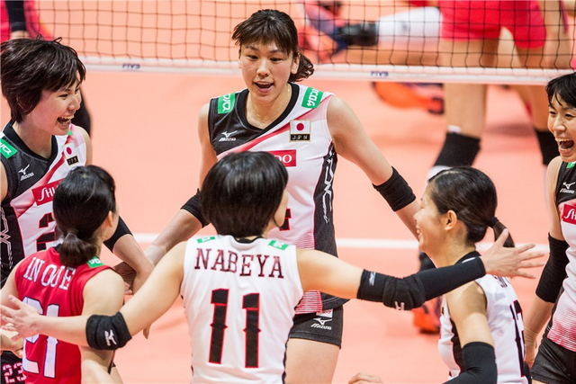 松本亚弥华与队友庆得分