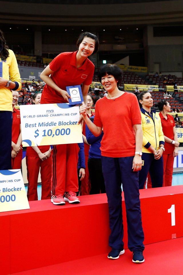 郎导为袁心玥颁奖