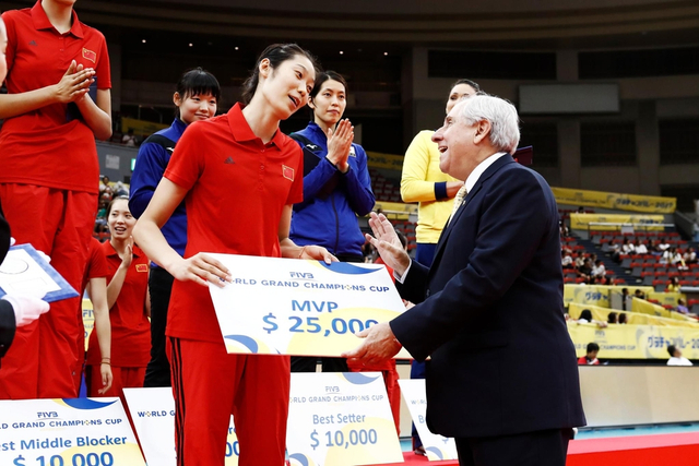 排联主席为朱婷颁奖