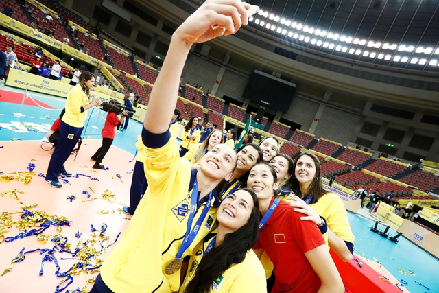 朱婷与巴西队员自拍