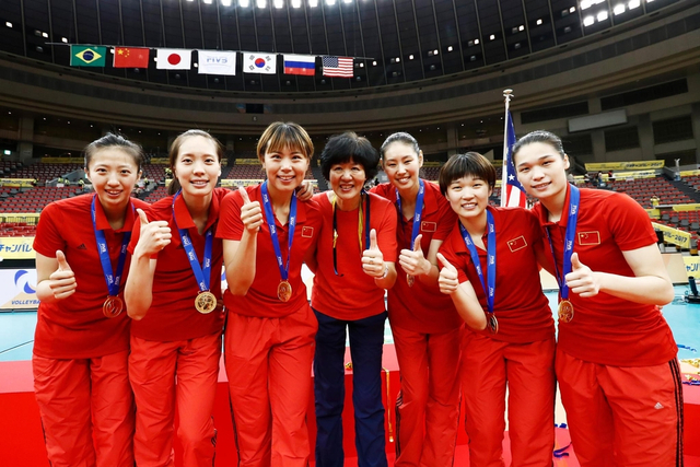 郎导和姑娘们留影