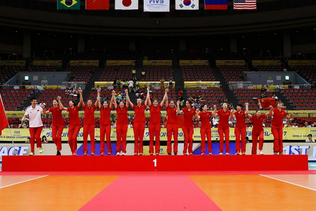 中国女排登领奖台