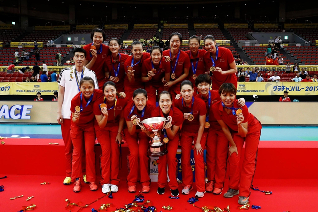 中国女排捧杯