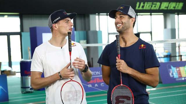 红牛F1车手上海挑战羽毛球