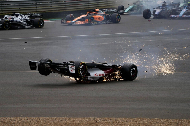 图集-2022F1英国站周冠宇遭遇撞车退赛