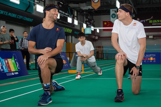 红牛F1车手挑战“陆上最速”羽毛球