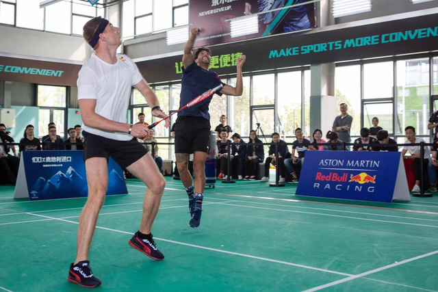 红牛F1车手挑战“陆上最速”羽毛球