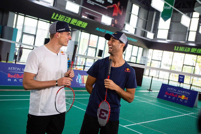 红牛F1车手挑战“陆上最速”羽毛球