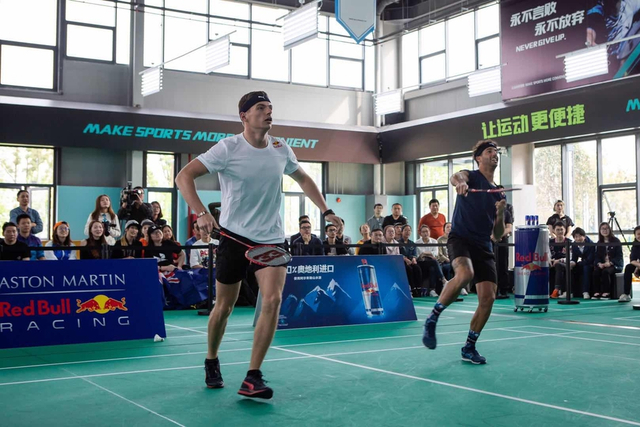 红牛F1车手挑战“陆上最速”羽毛球