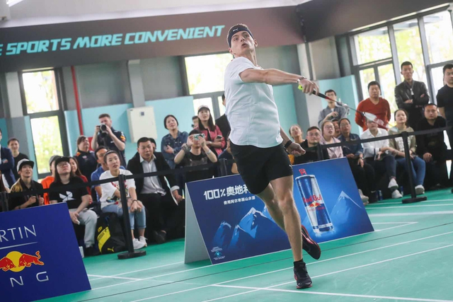 红牛F1车手挑战“陆上最速”羽毛球