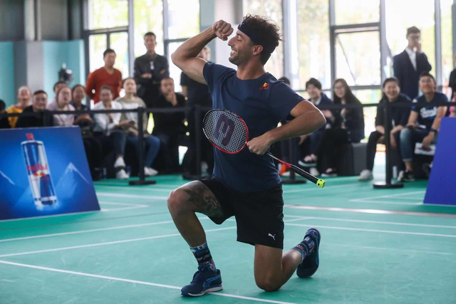 红牛F1车手挑战“陆上最速”羽毛球