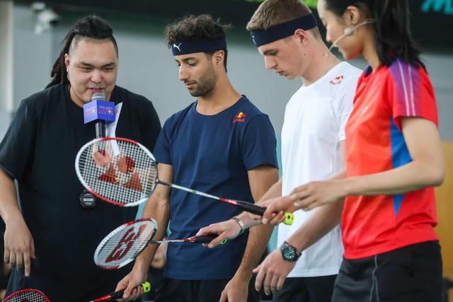 红牛F1车手挑战“陆上最速”羽毛球