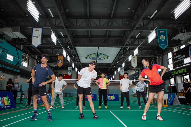 红牛F1车手挑战“陆上最速”羽毛球