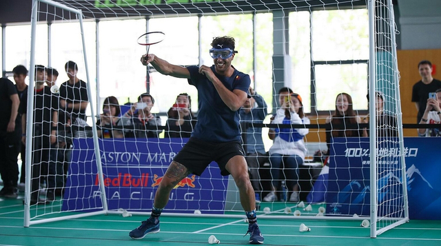 红牛F1车手挑战“陆上最速”羽毛球