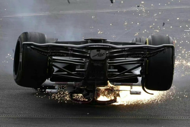 图集-2022F1英国站周冠宇遭遇撞车退赛