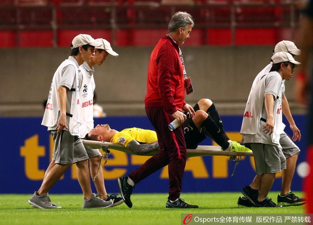 张琳芃受伤被抬下场