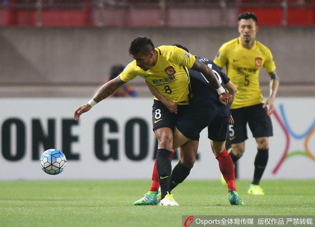 保利尼奥与对手卡位