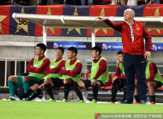 斯科拉里场边指挥